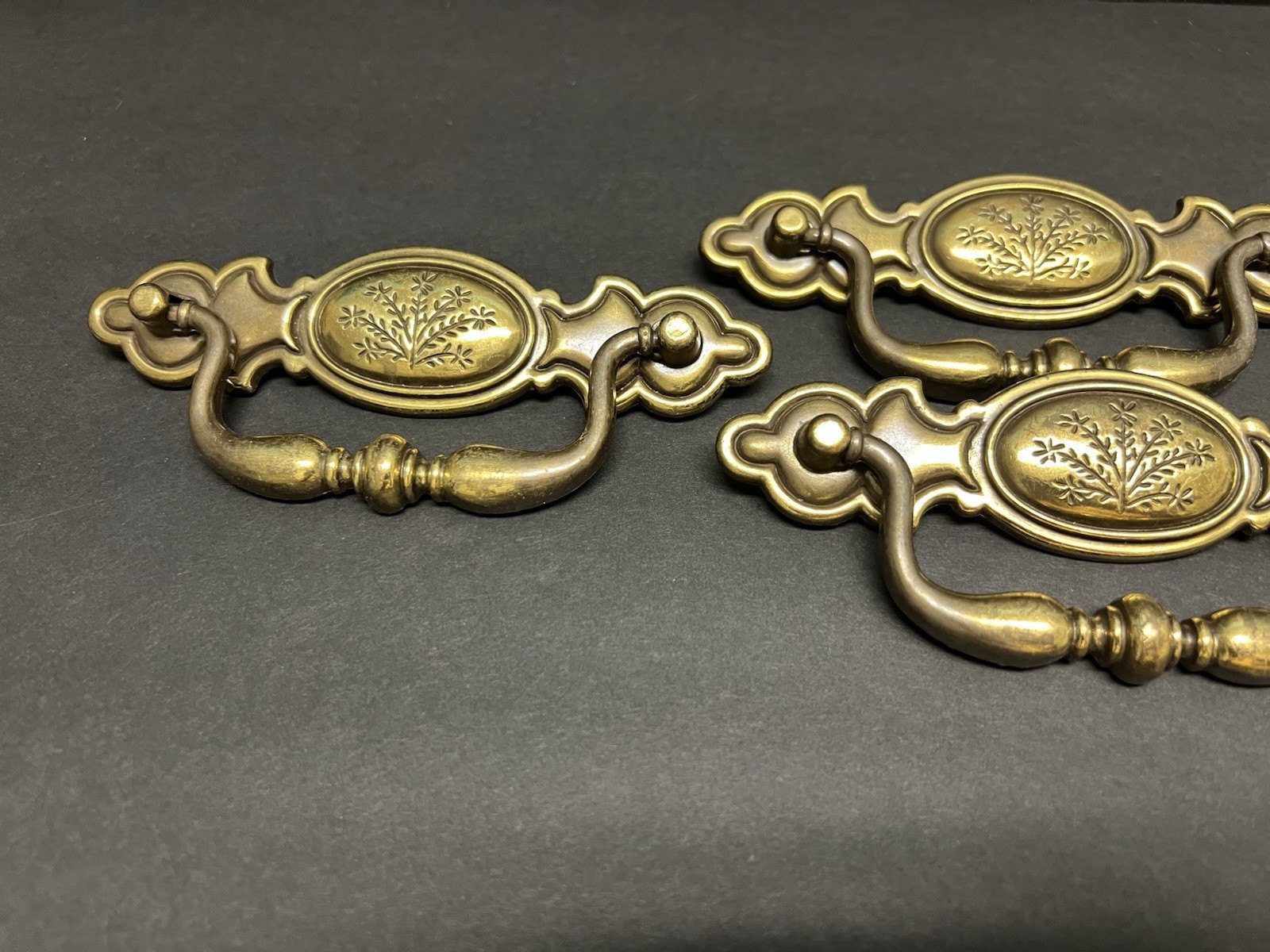 Lot (6) Vintage Bail Pull Features An Ornate Oval Backplate With Floral Design