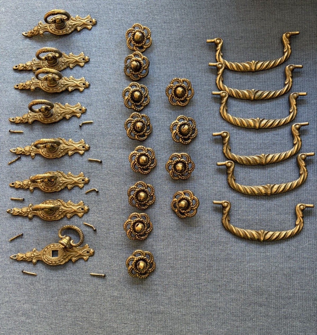 LOT OF VINTAGE ? BRASS METAL ORNATE DRAWER DOOR PULLS PULL KNOBS HANDLES