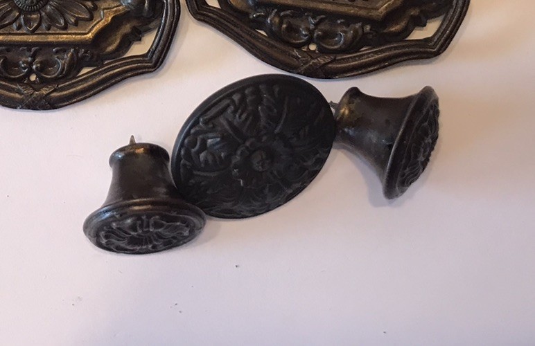 8 Vintage Style Furniture Black/Gold Ornate Metal Knobs & Handles LOT