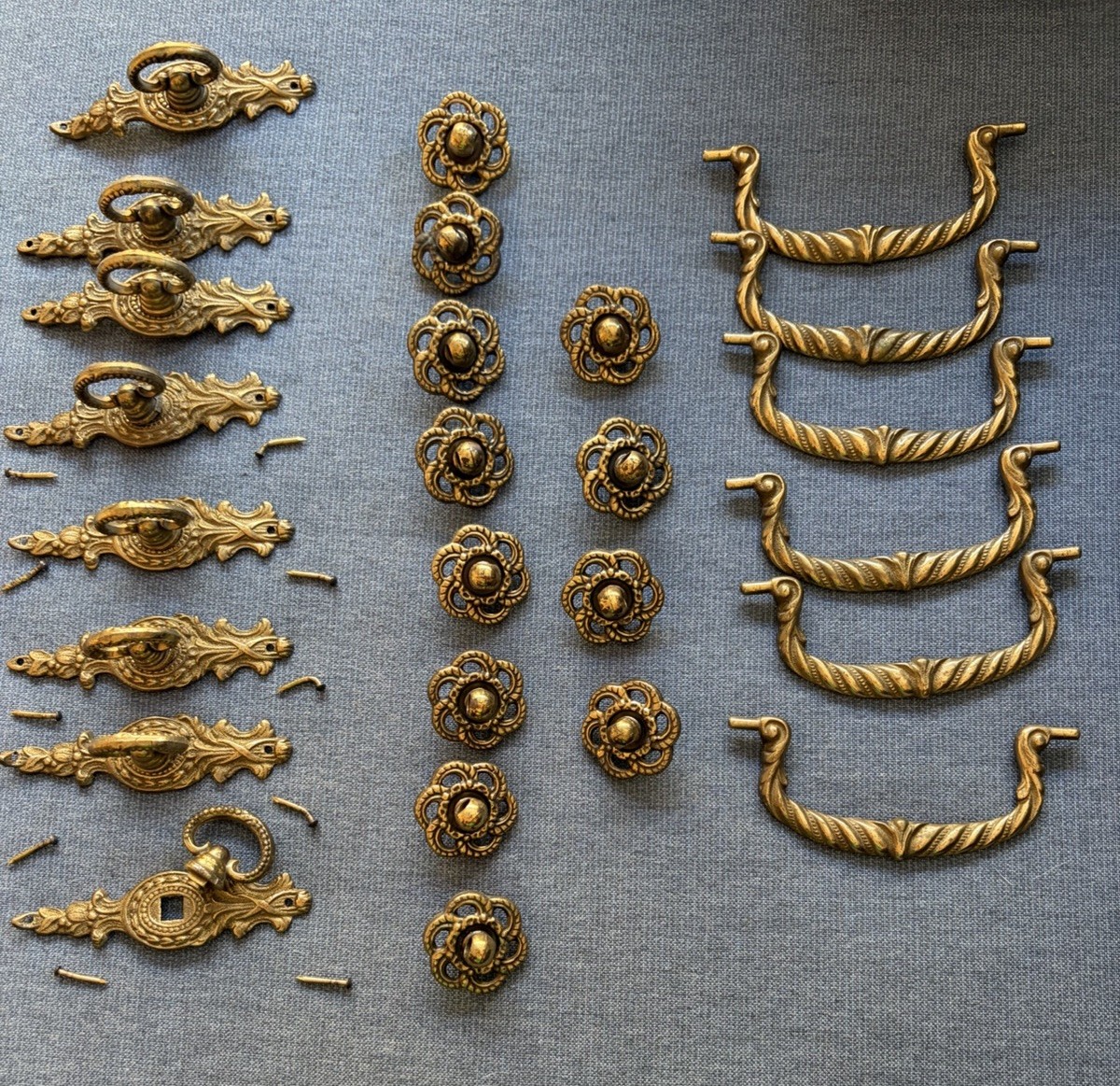 LOT OF VINTAGE ? BRASS METAL ORNATE DRAWER DOOR PULLS PULL KNOBS HANDLES