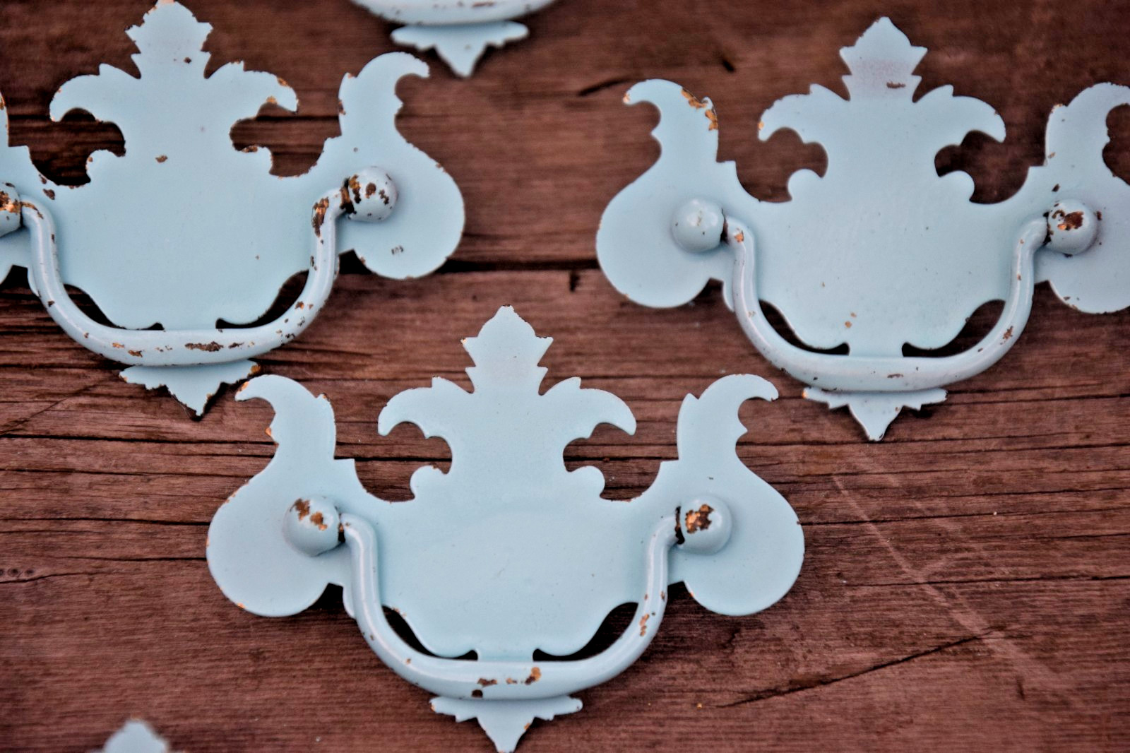 FLEUR DE LIS CHEST OF DRAWERS PULL HANDLE HARDWARE LOT OF 7 PULLS WITH SCREWS