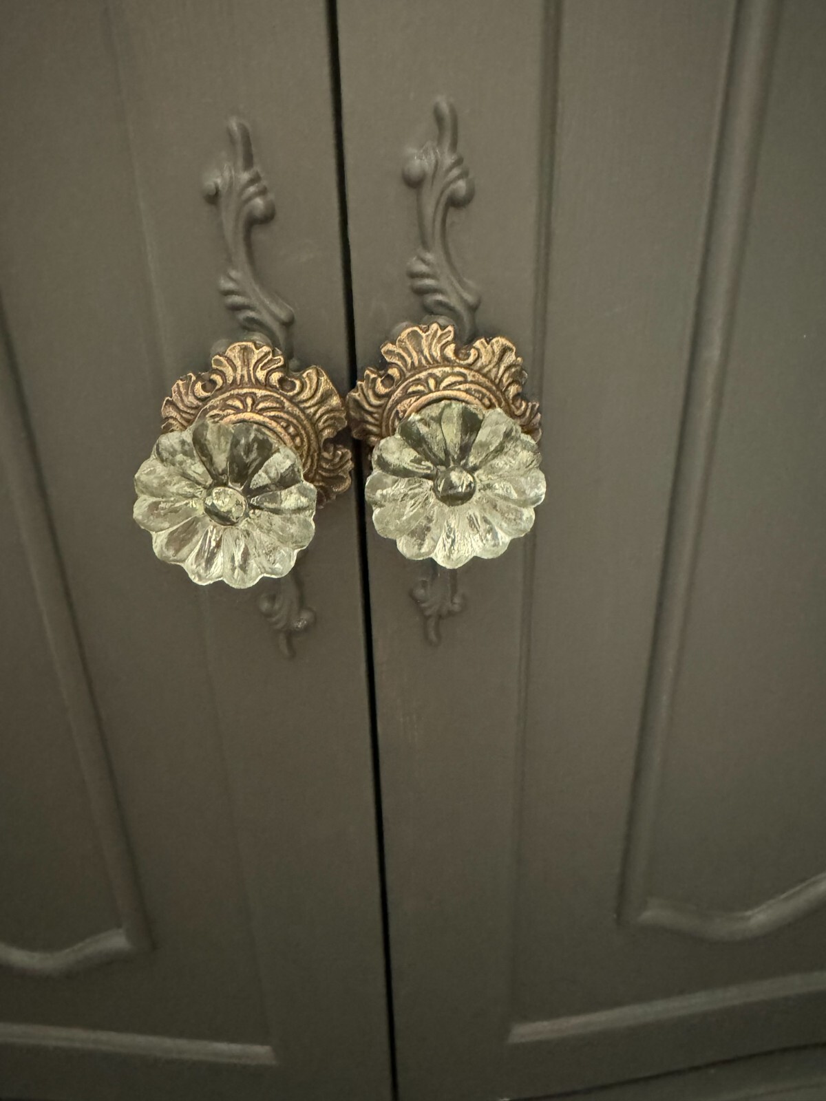 ONE; Vintage-Brass Metal Flower Crystal Clear Glass bronzed Knob Handle pulls