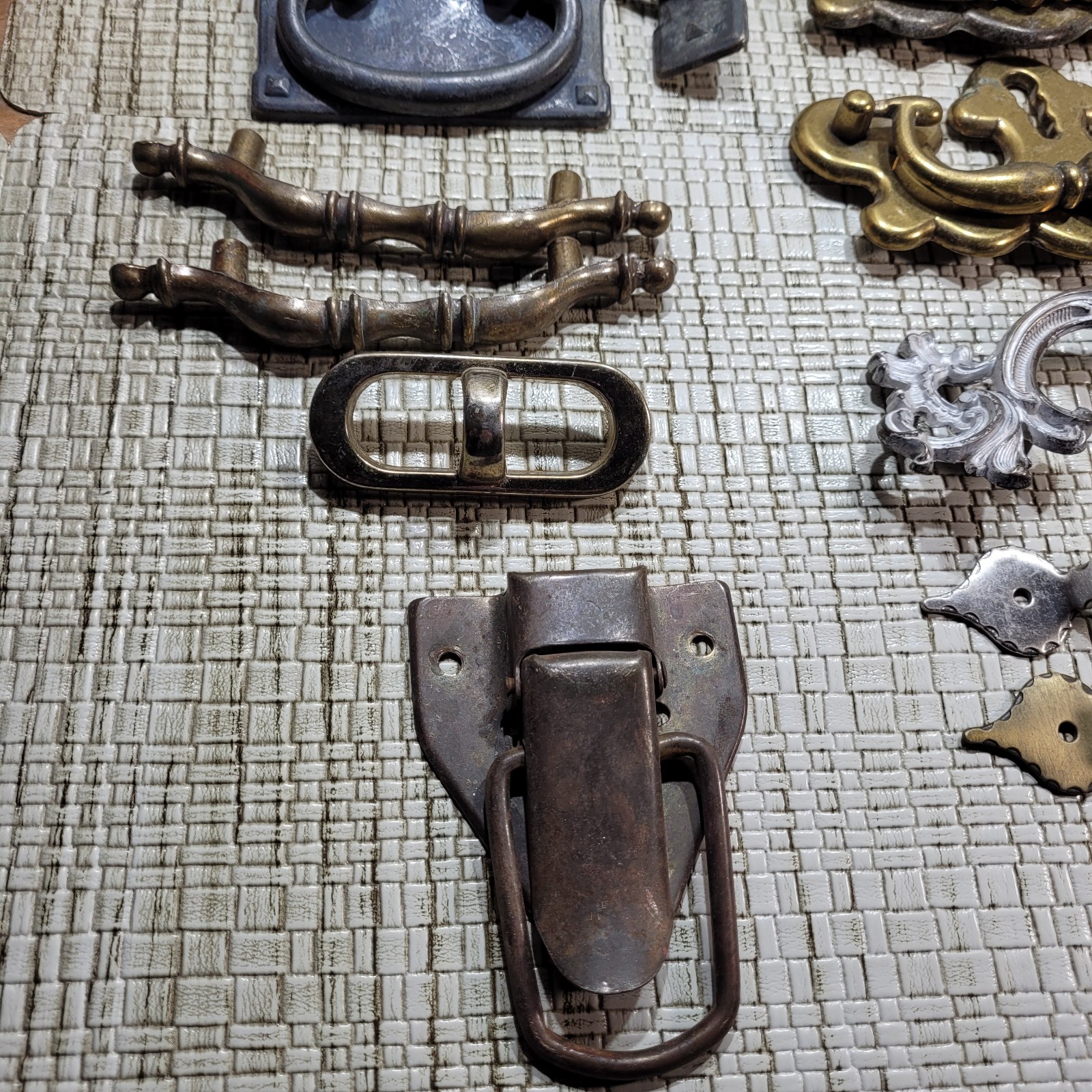 Mixed Lot of Dresser Drawer Pulls Handles (ALL IN PHOTO) NO SCREWS