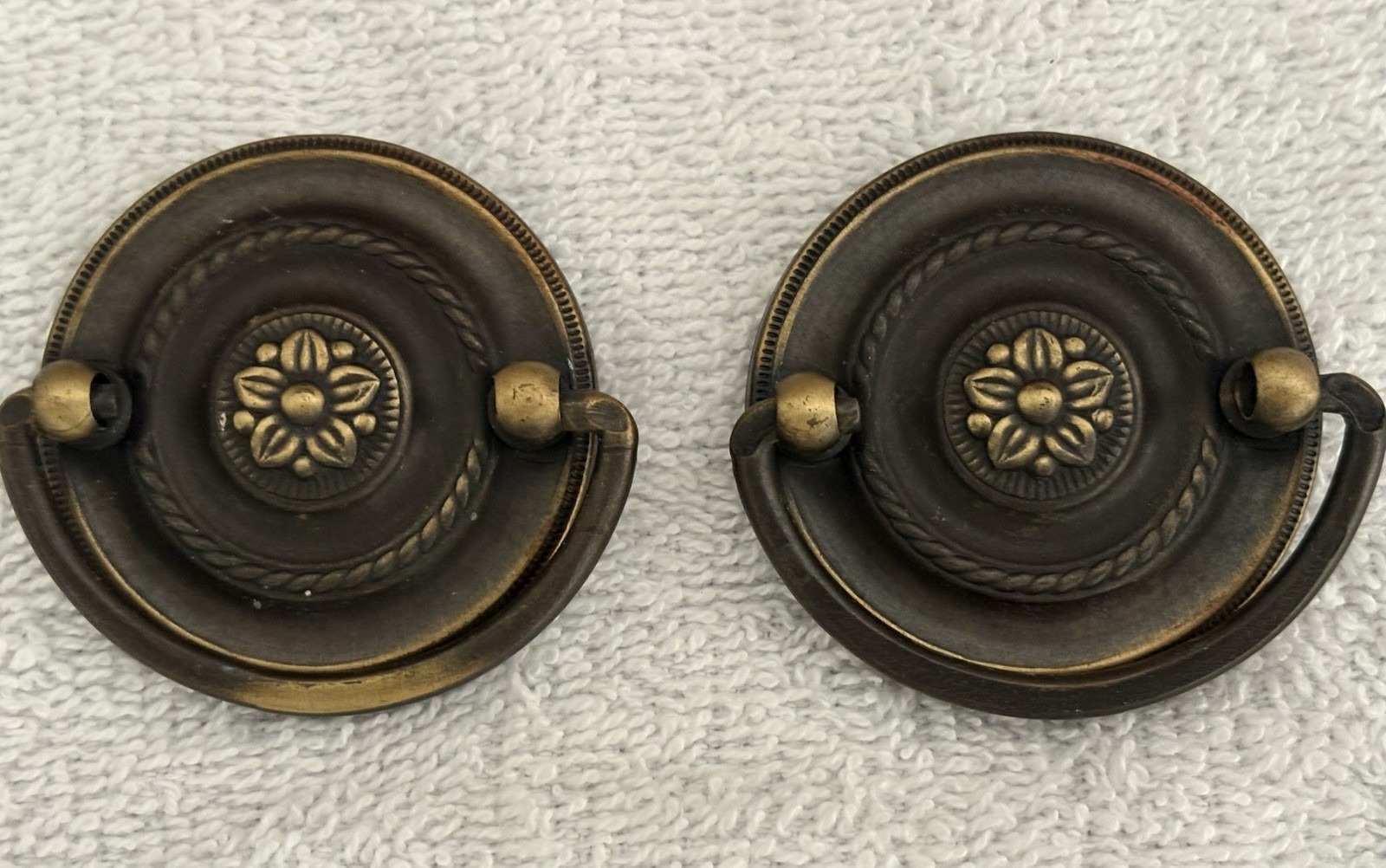 UNMARKED ASSORTED ANTIQUE BRASS BACK PLATE DROP SWING FURNITURE PULLS