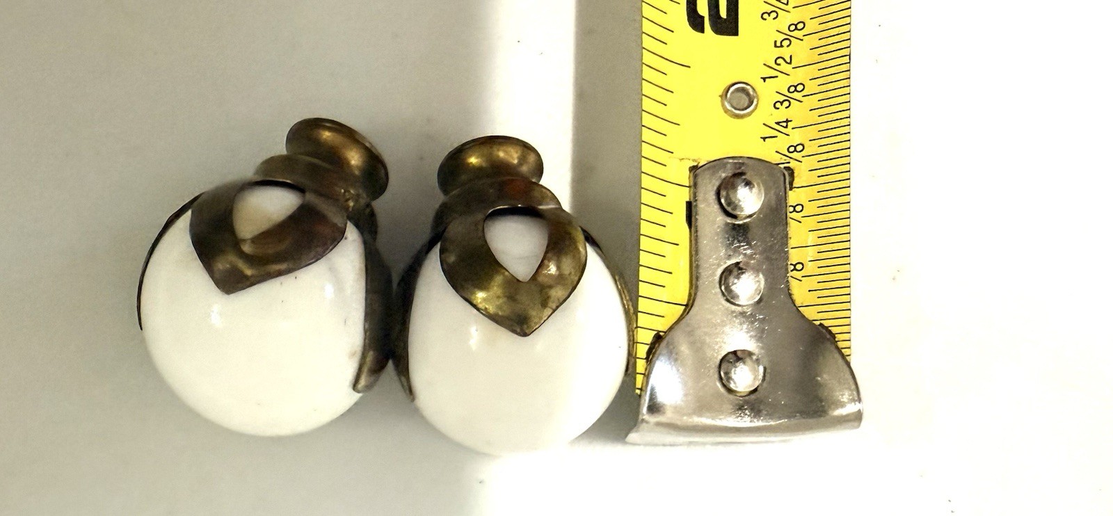 VTG Lot 2 Round Porcelain & Brass 1.25 In Drawer Cabinet Ball Pulls Knobs
