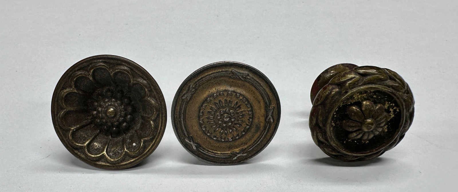 Lot of 8 Antique Brass Round Ornate Dresser Drawer Cabinet Pulls Knobs