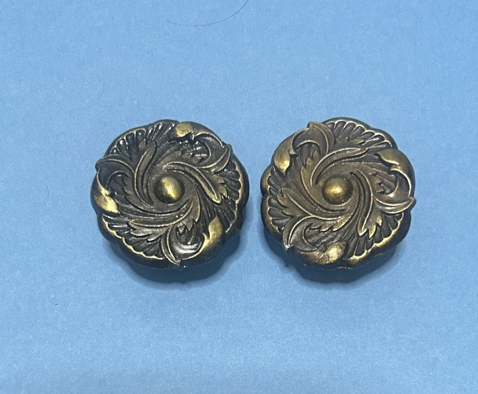 Pair Vintage Laurey 76605 Classic Provincial Cabinet Knobs Antique Brass 1.5″