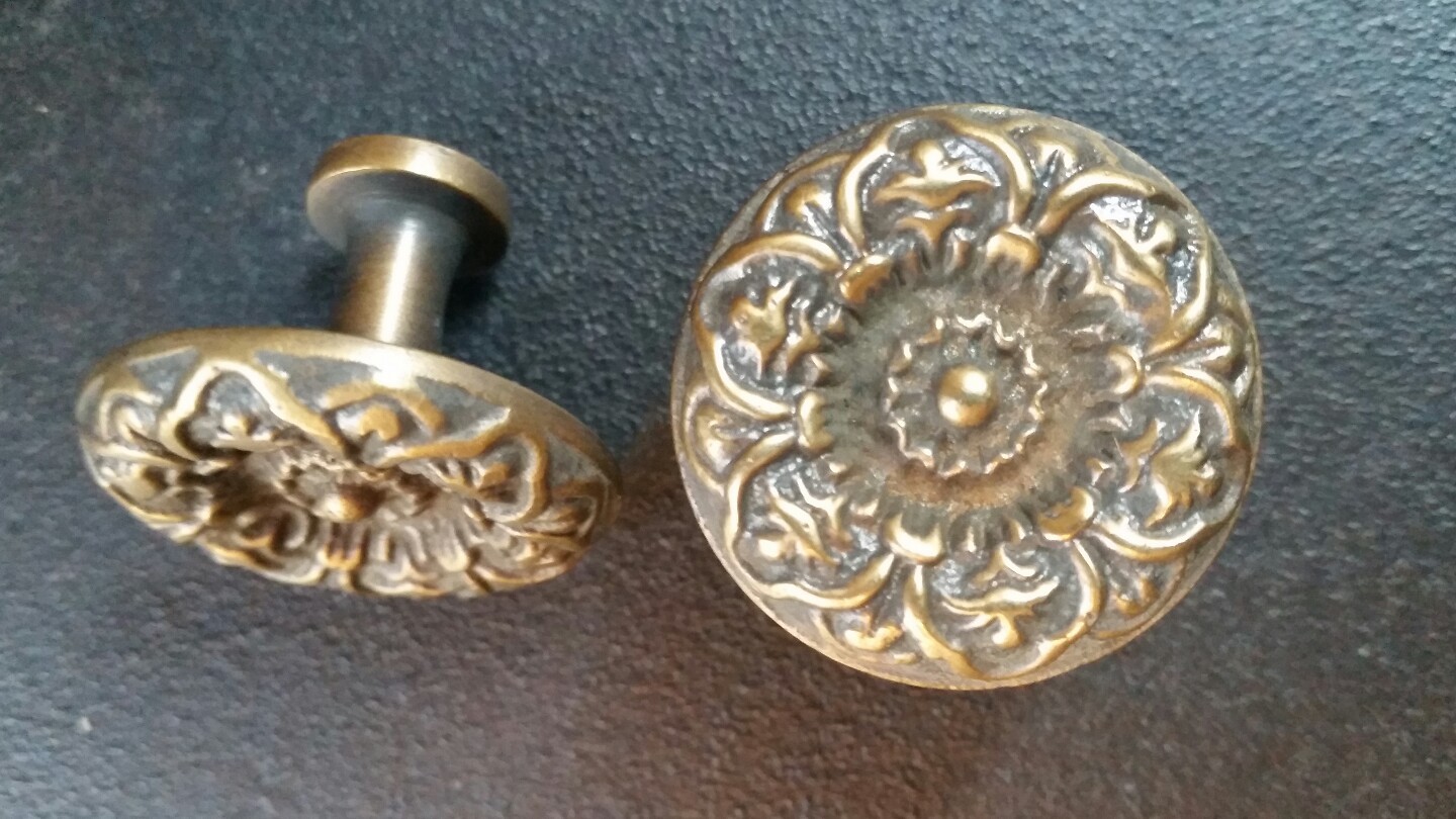 4 x Antique Vict. Style Solid Brass ROUND KNOBS Ornate FLORAL 1-1/4″ dia. #K25