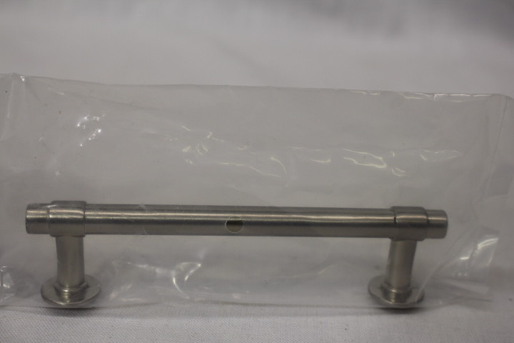 Lot of 8 NEW 5″ Francisco Pull Satin Nickel Drawer Pulls Handles w/Screws