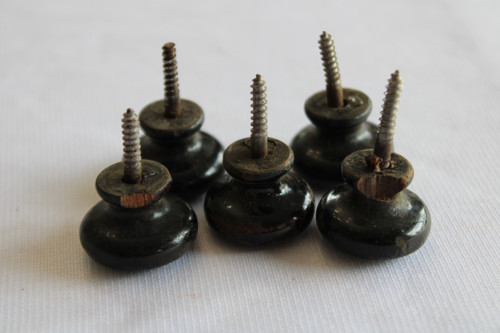 LOT 5 EARLY ANTIQUE 1″ WOOD CABINET DRAWER PULL KNOBS