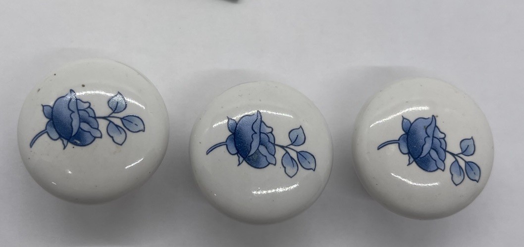 Set of 3 VTG Round Porcelain Blue and White Floral Design Door Knob Dresser Pull