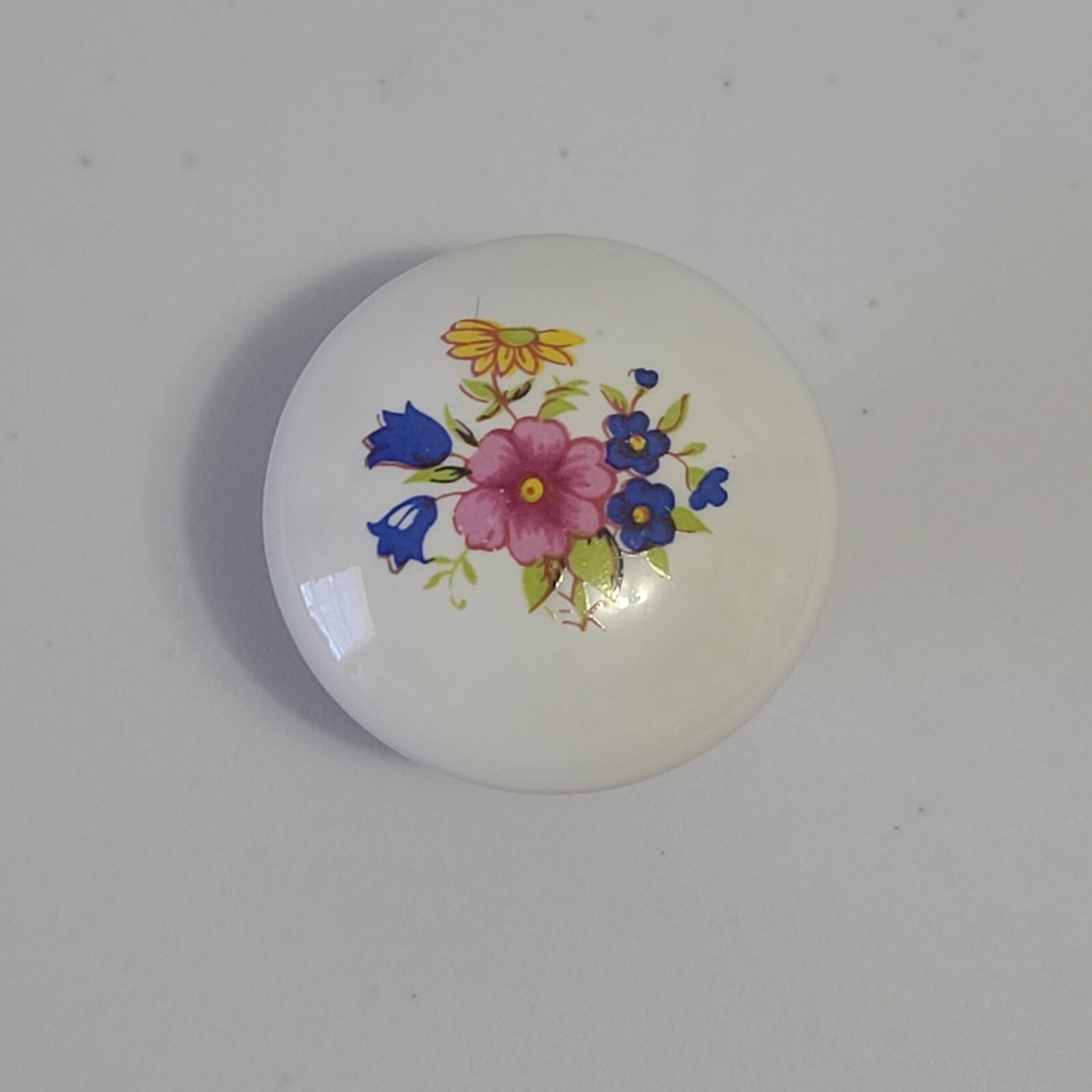 Vintage White Ceramic Floral Bouquet Round Drawer Pull 1 3/8″ *