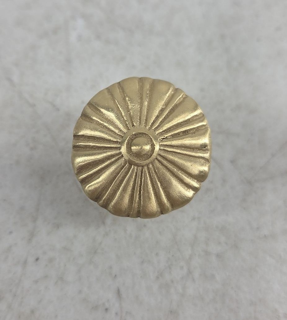 Vintage 4 Brass Drawer Pull Handles Cabinet Cupboard Round Flower Knobs 4091