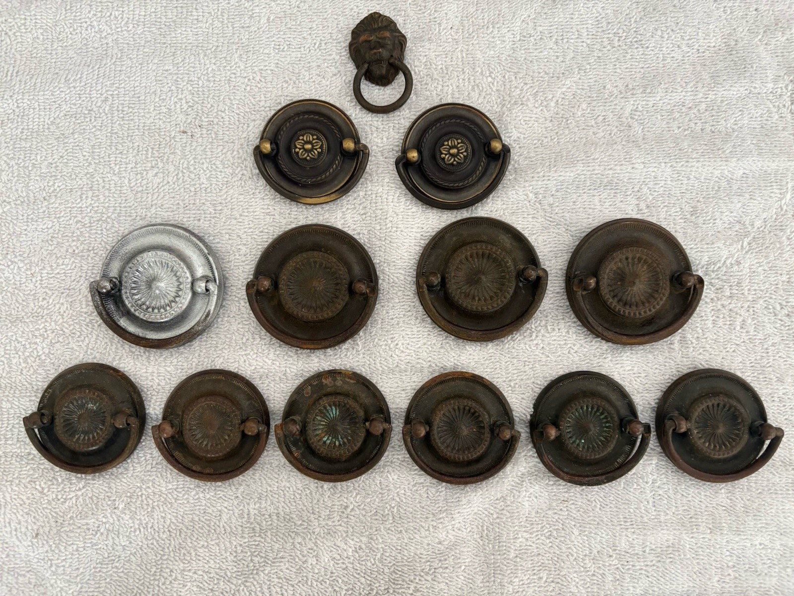 UNMARKED ASSORTED ANTIQUE BRASS BACK PLATE DROP SWING FURNITURE PULLS