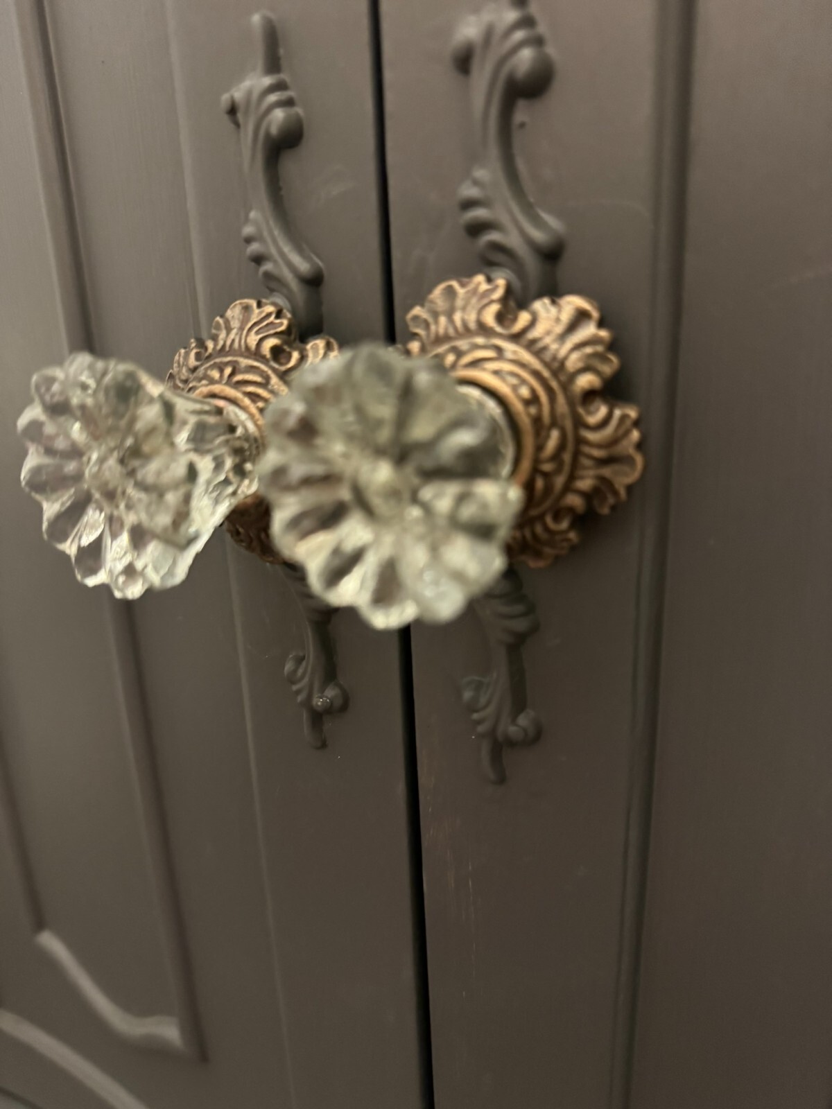 ONE; Vintage-Brass Metal Flower Crystal Clear Glass bronzed Knob Handle pulls