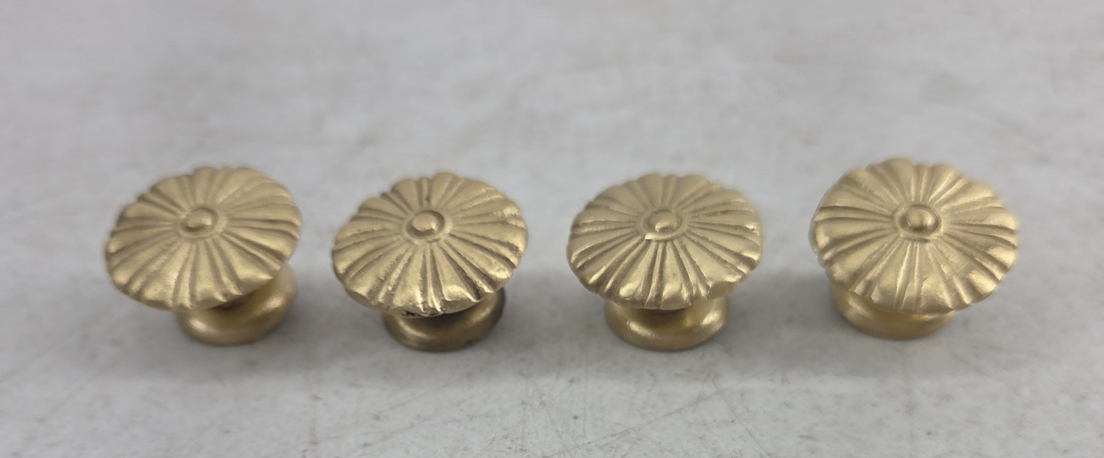 Vintage 4 Brass Drawer Pull Handles Cabinet Cupboard Round Flower Knobs 4091