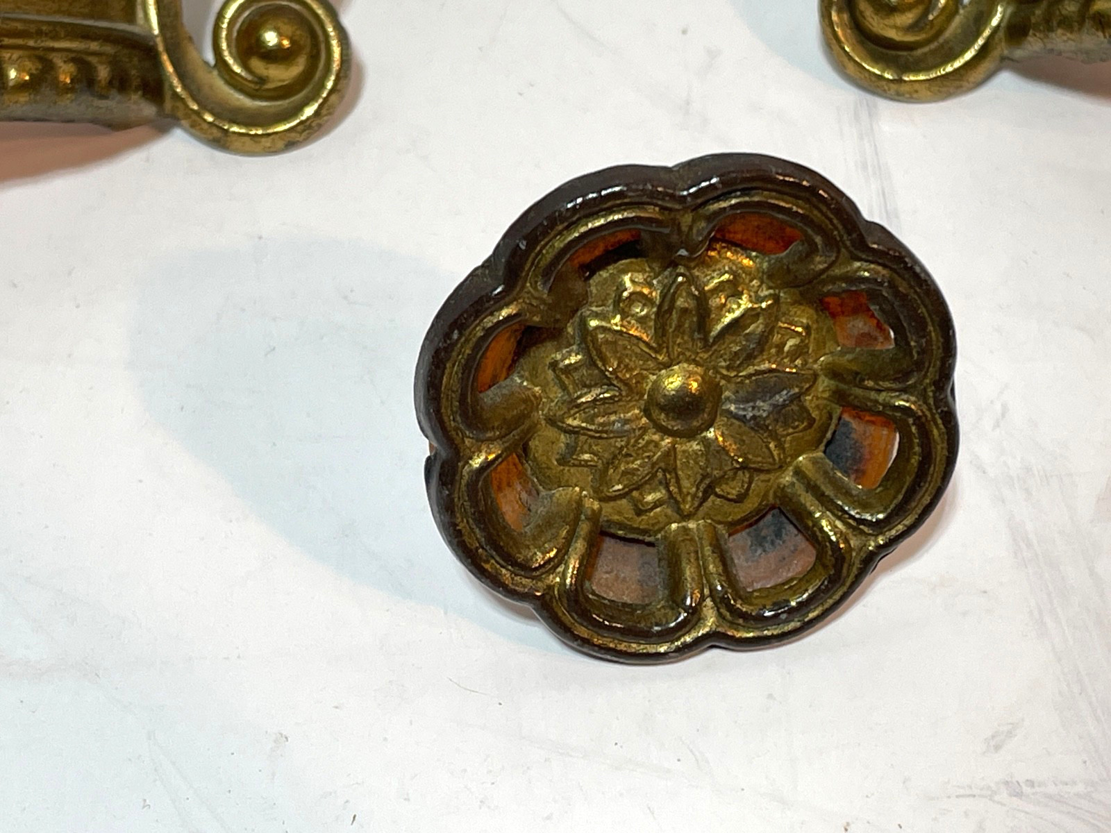 ANTIQUE SET OF FOUR BRASS / BAKELIGHT BUTTERSCOTCH DRESSER HANDLES