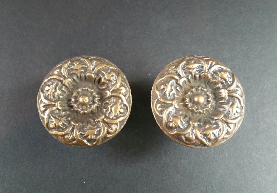 4 x Antique Vict. Style Solid Brass ROUND KNOBS Ornate FLORAL 1-1/4″ dia. #K25