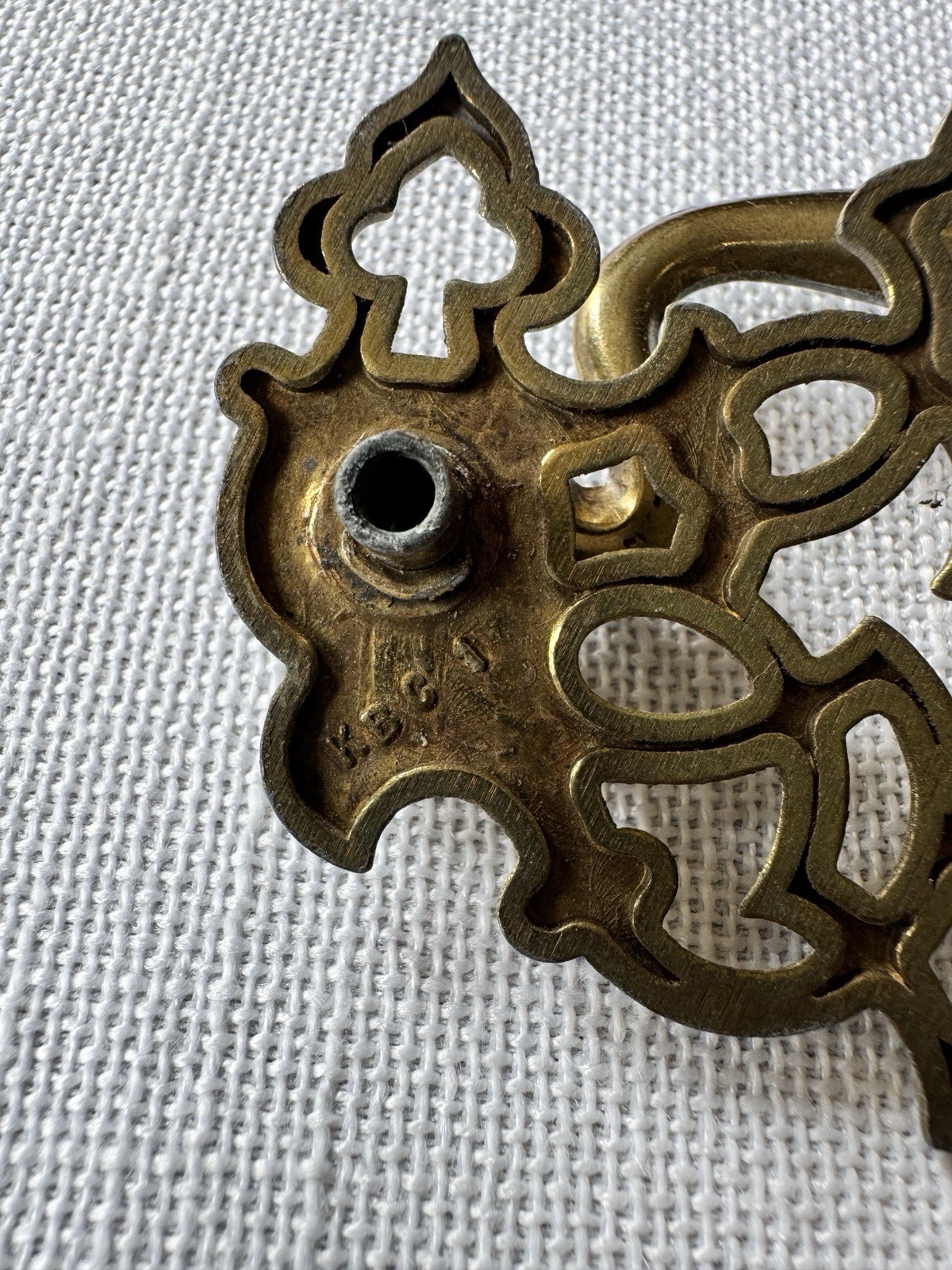 8 Vintage Brass Finish Drawer Pulls Used Hardware~2 1/2″ Cen – Cen