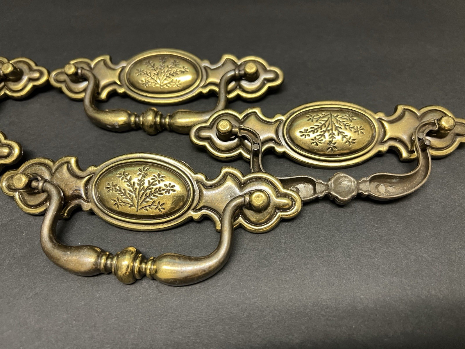 Lot (6) Vintage Bail Pull Features An Ornate Oval Backplate With Floral Design
