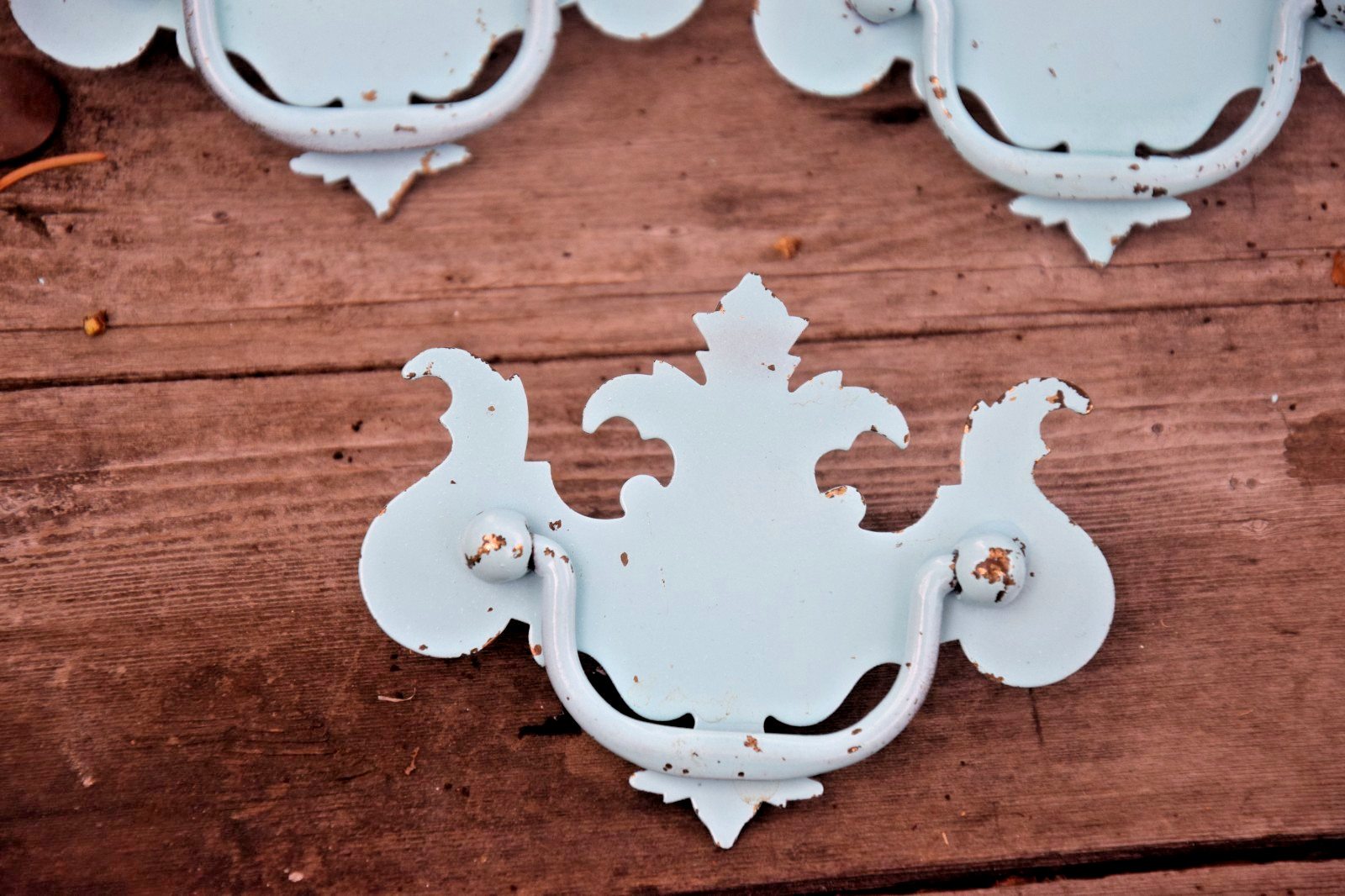 FLEUR DE LIS CHEST OF DRAWERS PULL HANDLE HARDWARE LOT OF 7 PULLS WITH SCREWS