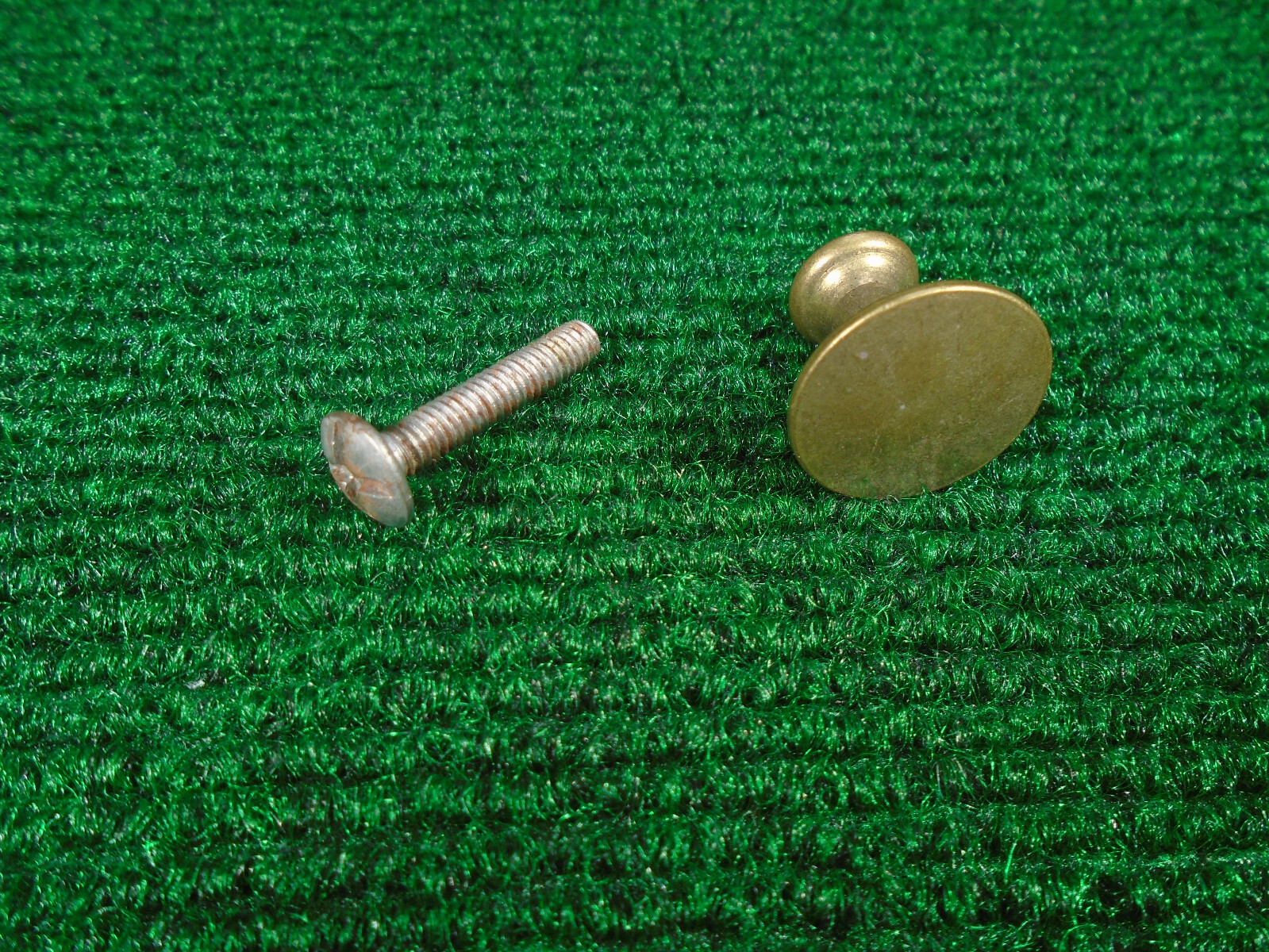 SMALL BRASS 3/4″ KNOBS: PERFECT FOR BARRISTER CASE, PIANO KEYBOARDS, ETC (42020)