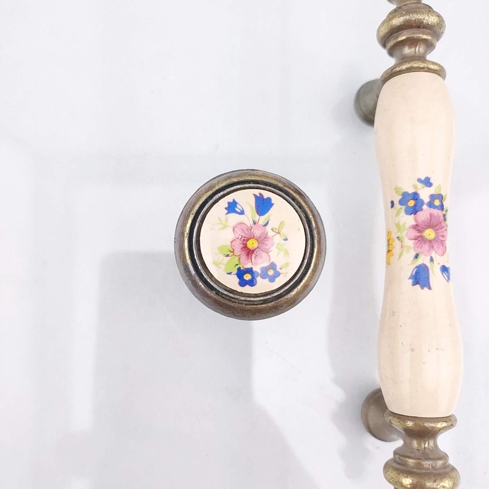 1960s Floral Beige Porcelain Brass End 3″ Drawer Pull Handle & Rounds Nat’l Lock