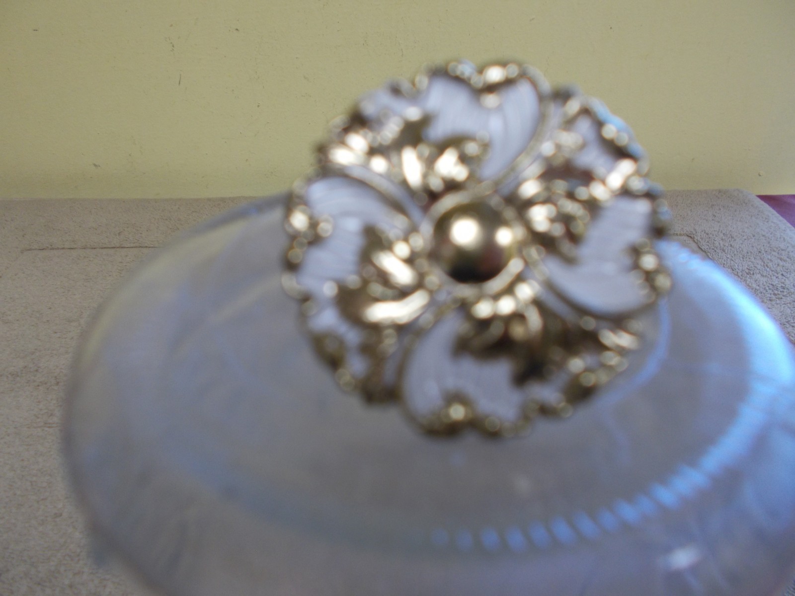 VGT AJAX DRAWER PULL # 993 GOLD TONE COLOR WHITE HANDLE KNOB FLORAL