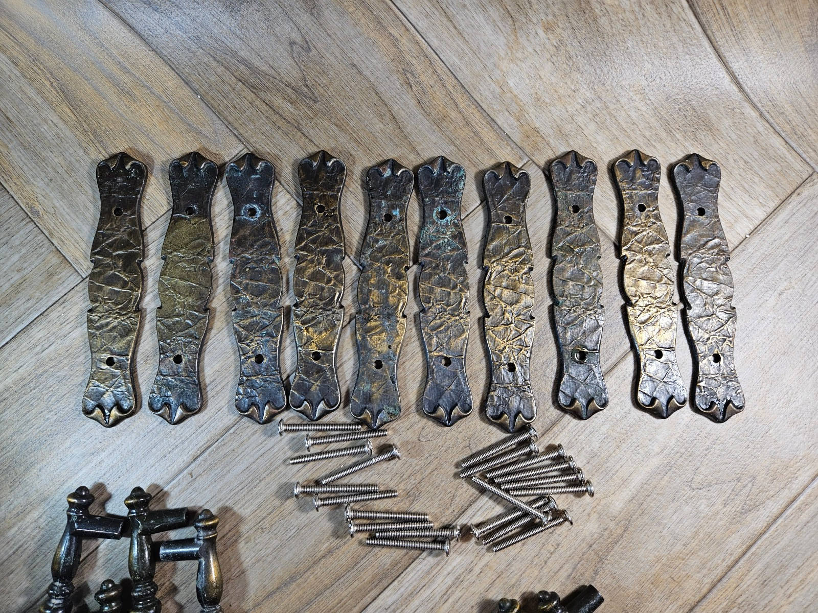 10 Vintage Brass 1977 Amerock Carriage House Drawer Pulls W/ Backplates – Patina