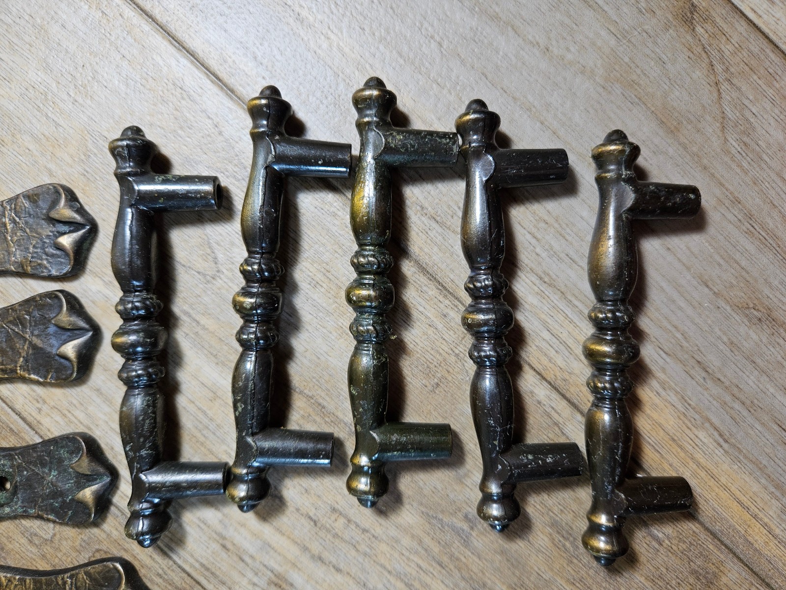 10 Vintage Brass 1977 Amerock Carriage House Drawer Pulls W/ Backplates – Patina
