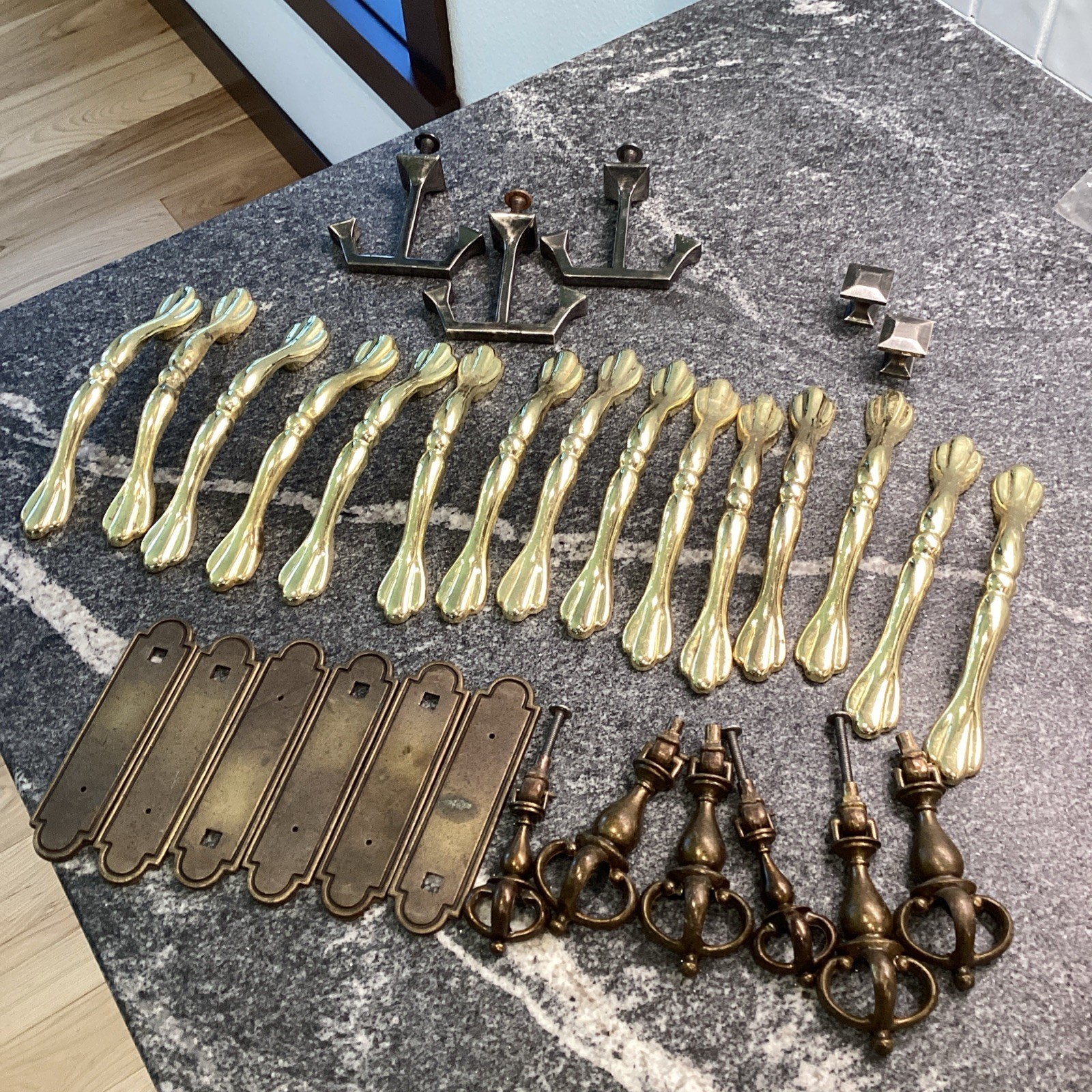 Vintage Reclaimed Hardware Drawer Pulls Handles Misc Mixed Lot 32 Pieces