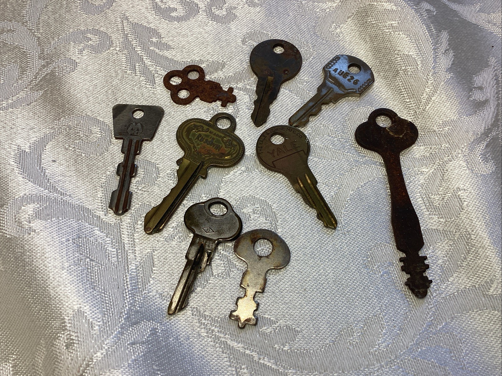 LOT OF MISCELLANEOUS HARDWARE. Drawer Pulls, Hinges, Keys