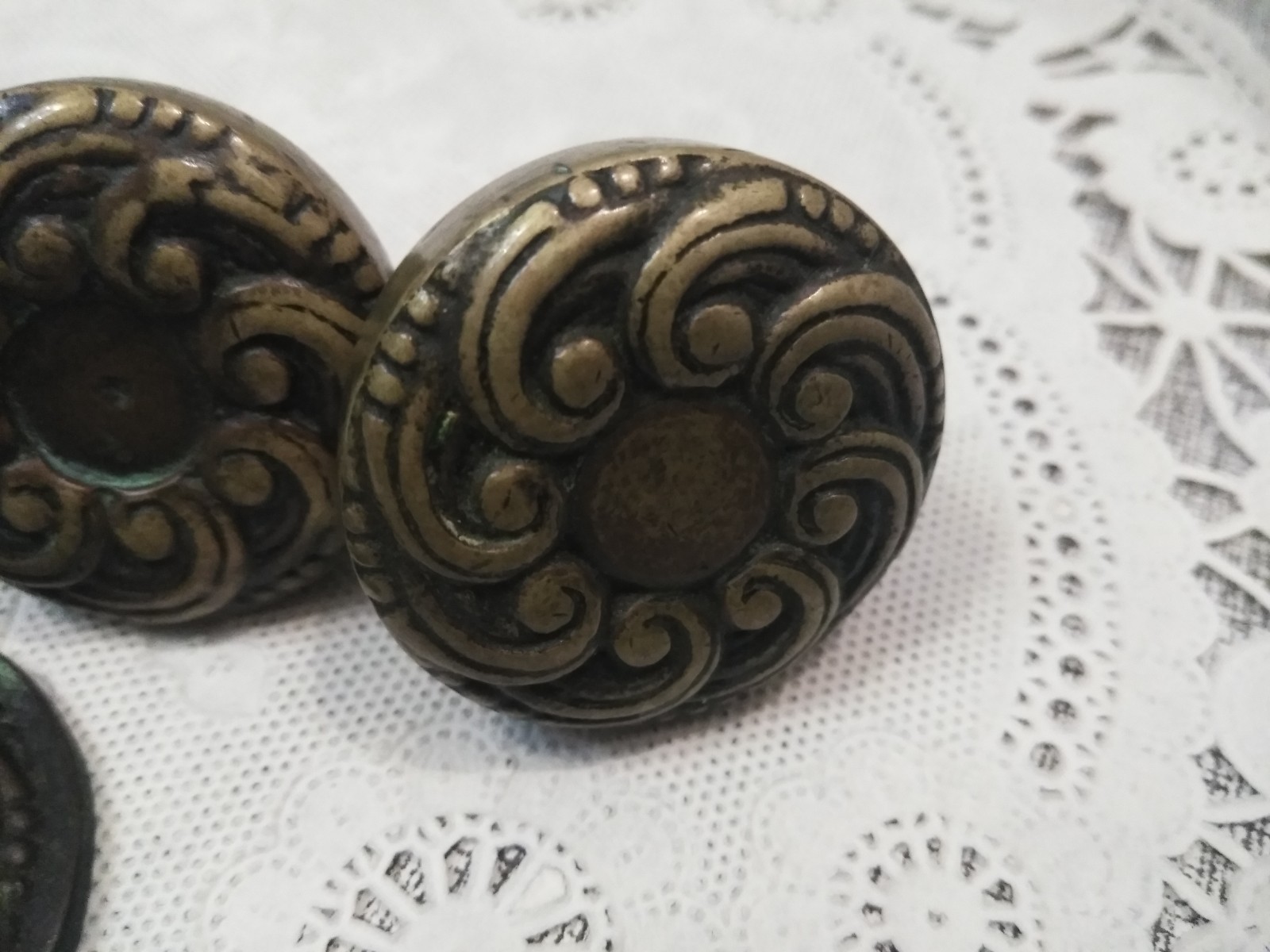 VTG. ROUND 1.5″ ANTIQUE DRAWER PULLS ORNATE HEAVY BRASS (5PK BUNDLE)