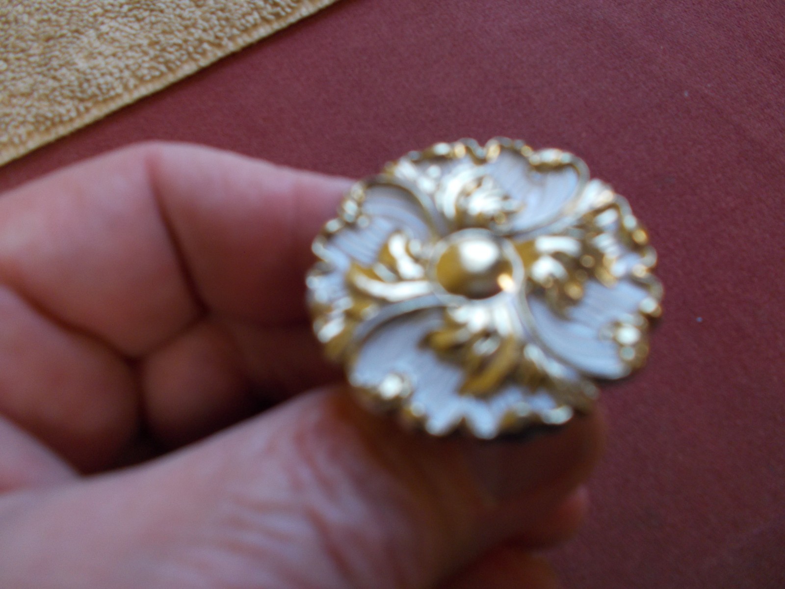 VGT AJAX DRAWER PULL # 993 GOLD TONE COLOR WHITE HANDLE KNOB FLORAL
