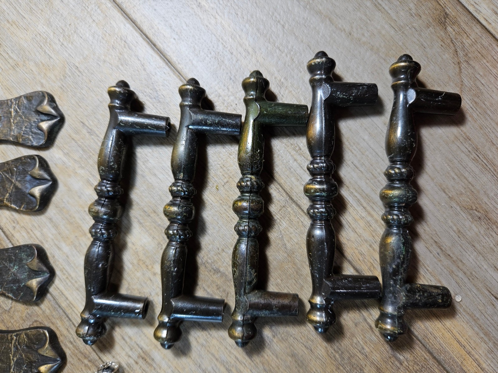 10 Vintage Brass 1977 Amerock Carriage House Drawer Pulls W/ Backplates – Patina
