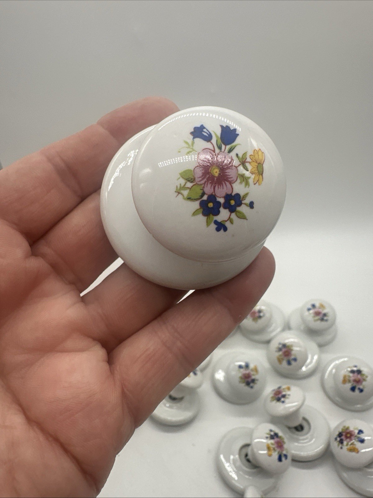 Vtg Ceramic Flower Bouquet Pink Blue Drawer Pulls Backs Cabinet Knobs Set Of 16