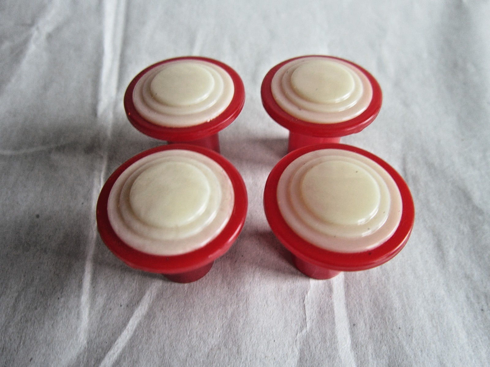 4 Vintage Red & White Plastic Art Deco Drawer / Cabinet Pull Knobs – Unused