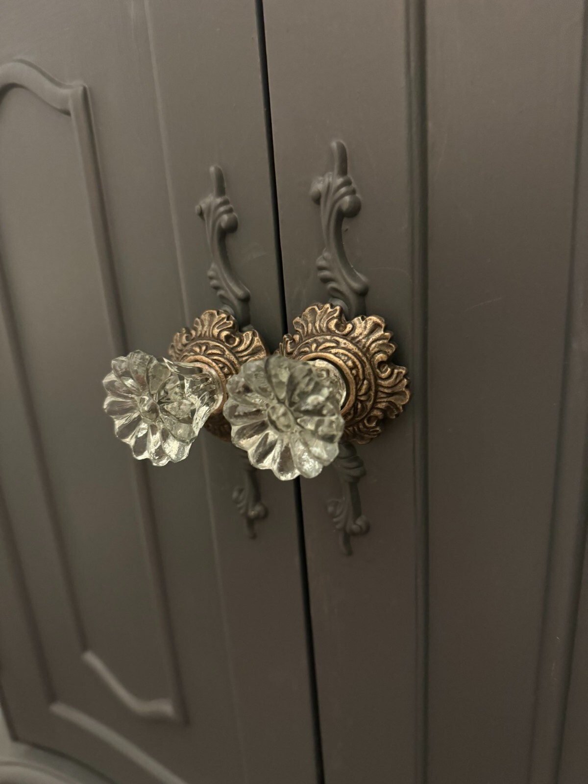 ONE; Vintage-Brass Metal Flower Crystal Clear Glass bronzed Knob Handle pulls
