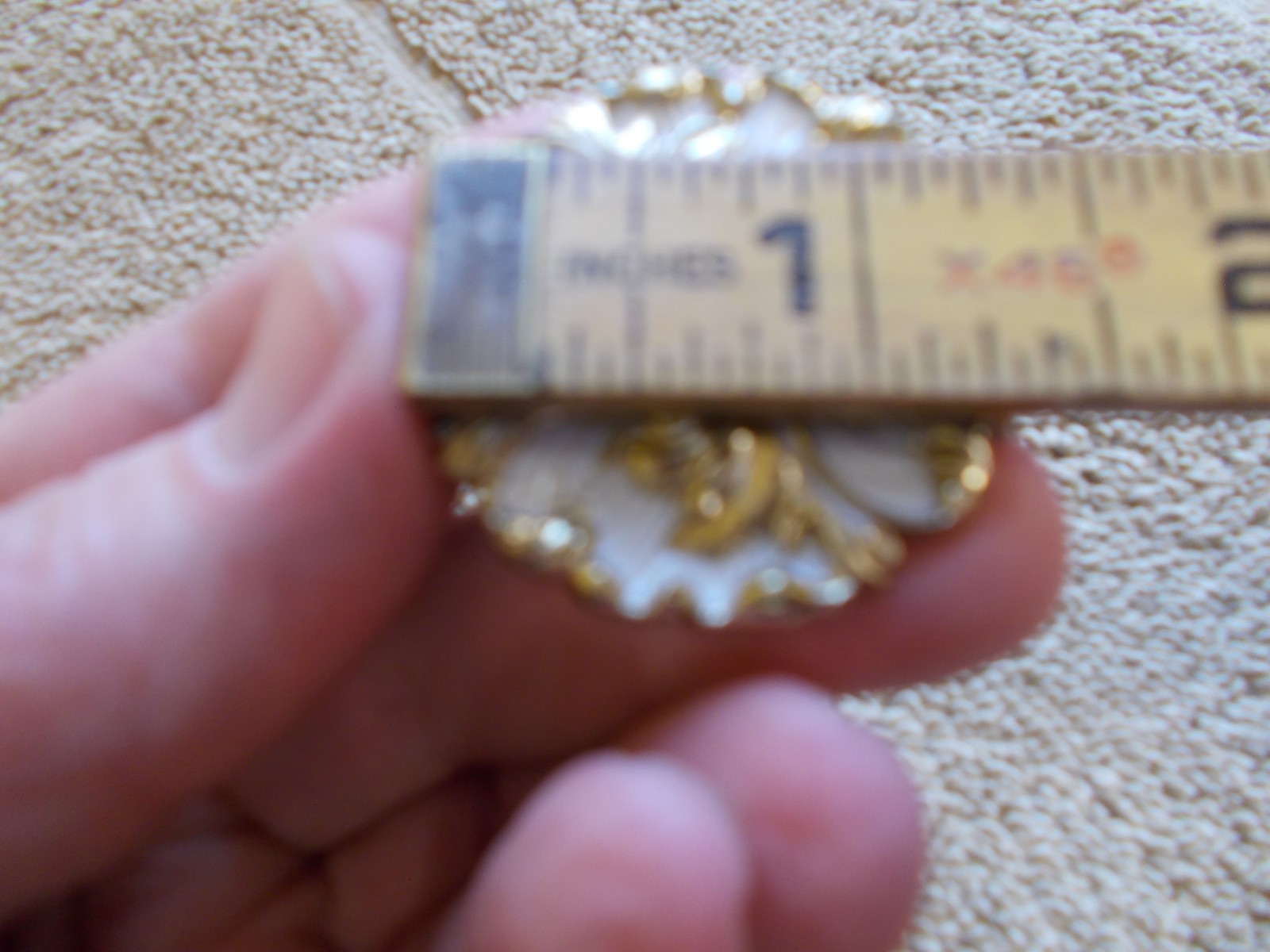 VGT AJAX DRAWER PULL # 993 GOLD TONE COLOR WHITE HANDLE KNOB FLORAL