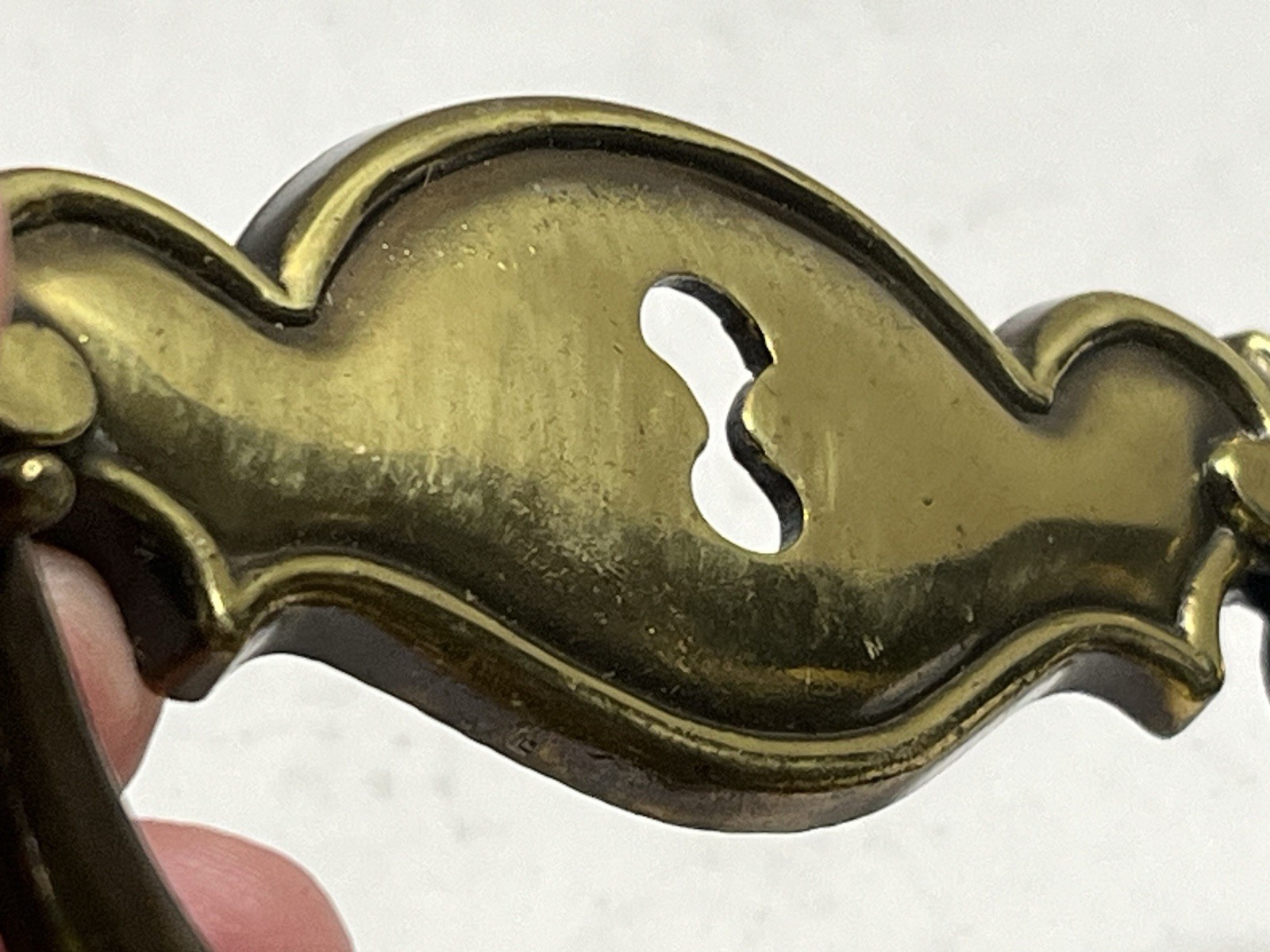 Vtg.NOS Heavy Brass Plated Chippendale Style W/Keyhole Center Drop Bail Pull
