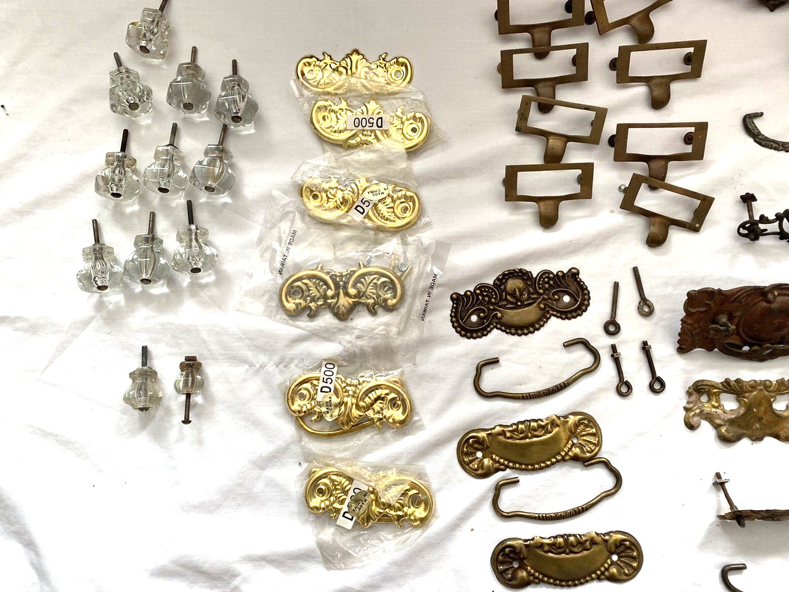 VINTAGE/MODERN DRAWER CABINET KNOBS PULLS & ACCESSORIES-MIXED LOT OF 141