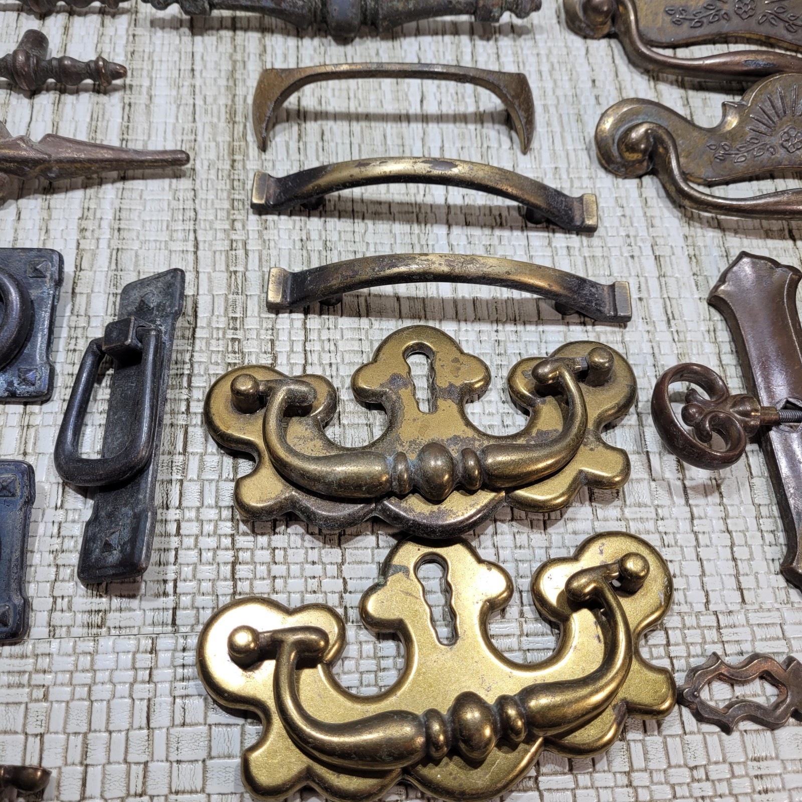 Mixed Lot of Dresser Drawer Pulls Handles (ALL IN PHOTO) NO SCREWS