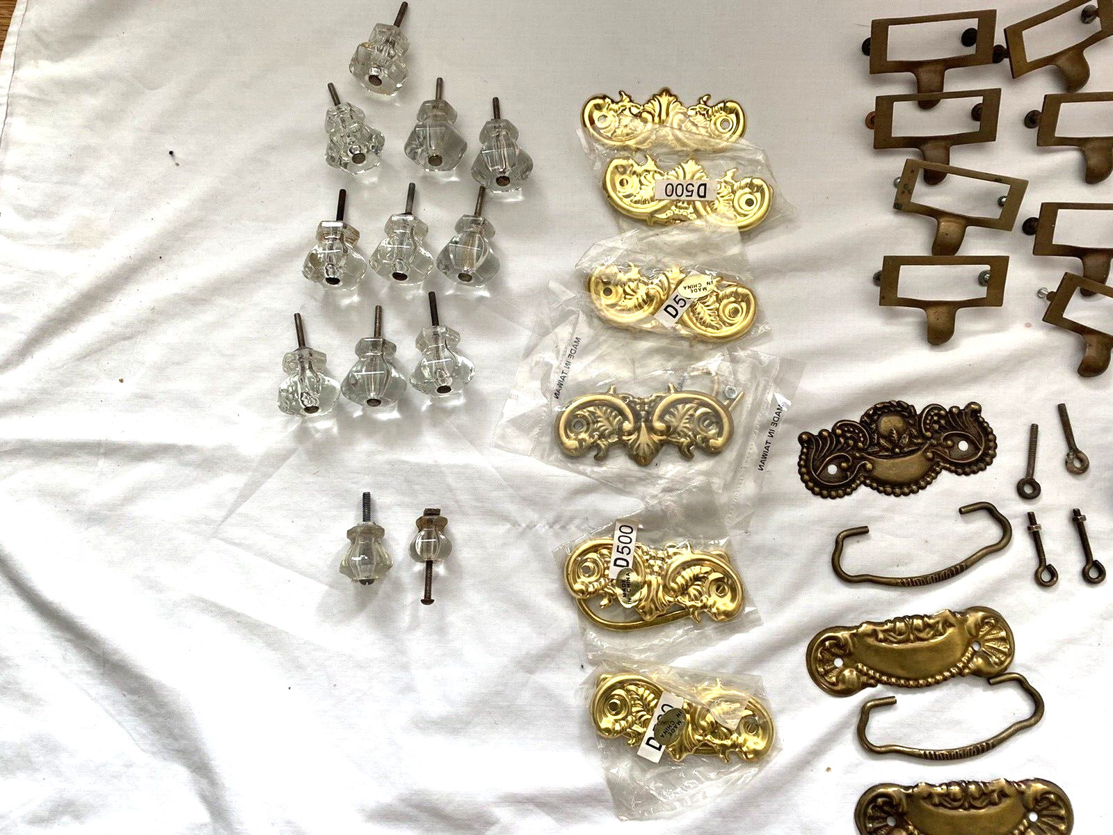 VINTAGE/MODERN DRAWER CABINET KNOBS PULLS & ACCESSORIES-MIXED LOT OF 141