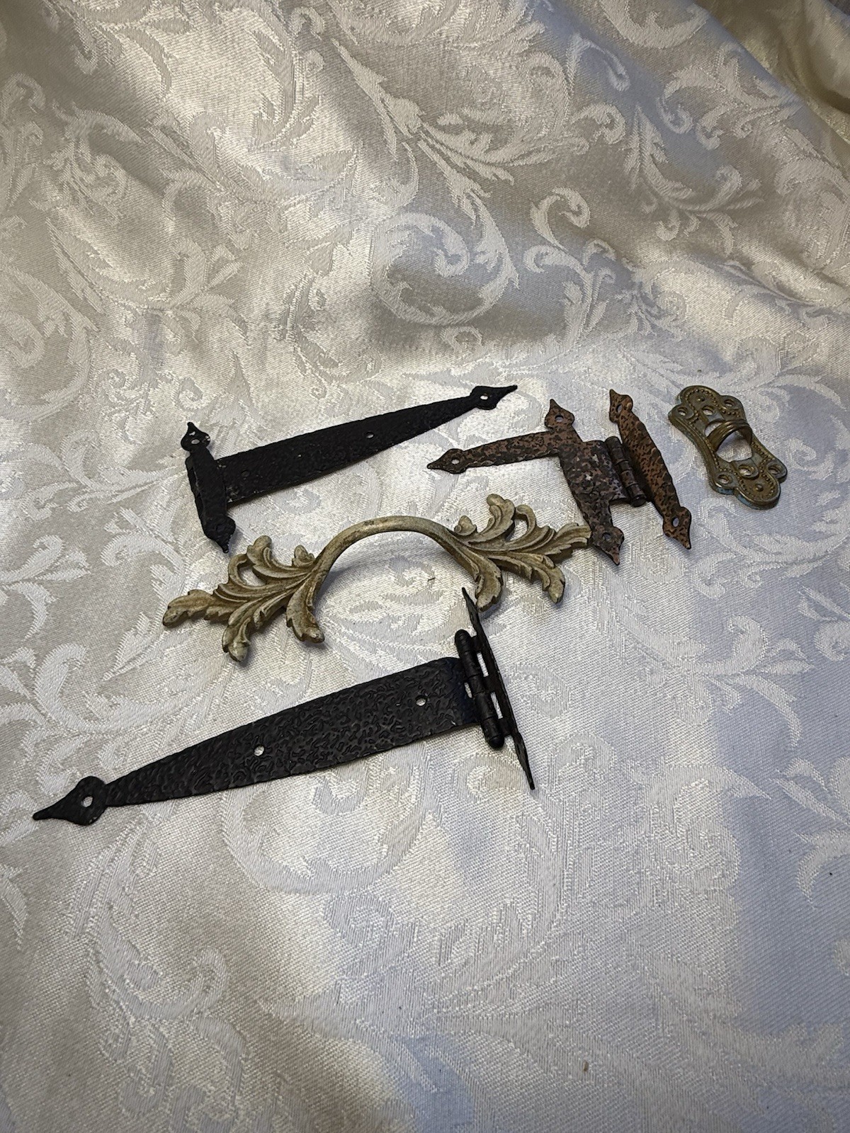 LOT OF MISCELLANEOUS HARDWARE. Drawer Pulls, Hinges, Keys
