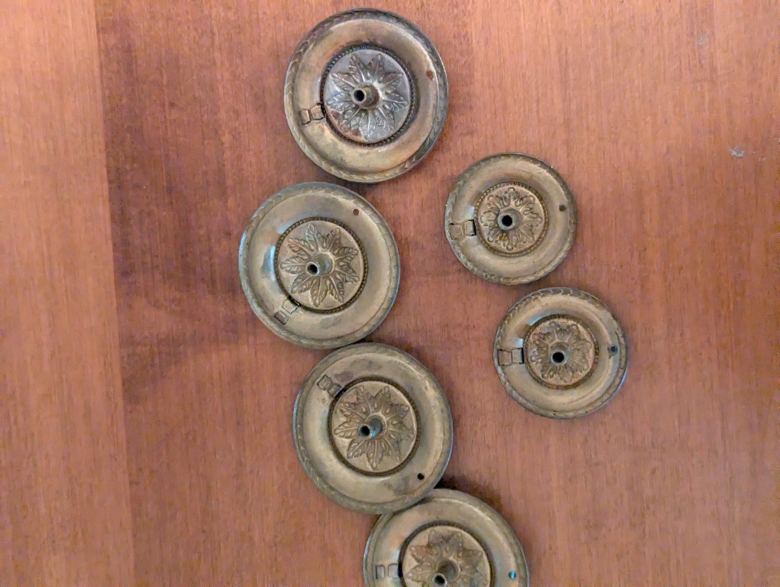 6-ANTIQUE STAMPED ORNATE BRASS/METAL PULLS BAIL.(4) LARGER (2) SMALLER LOTAB