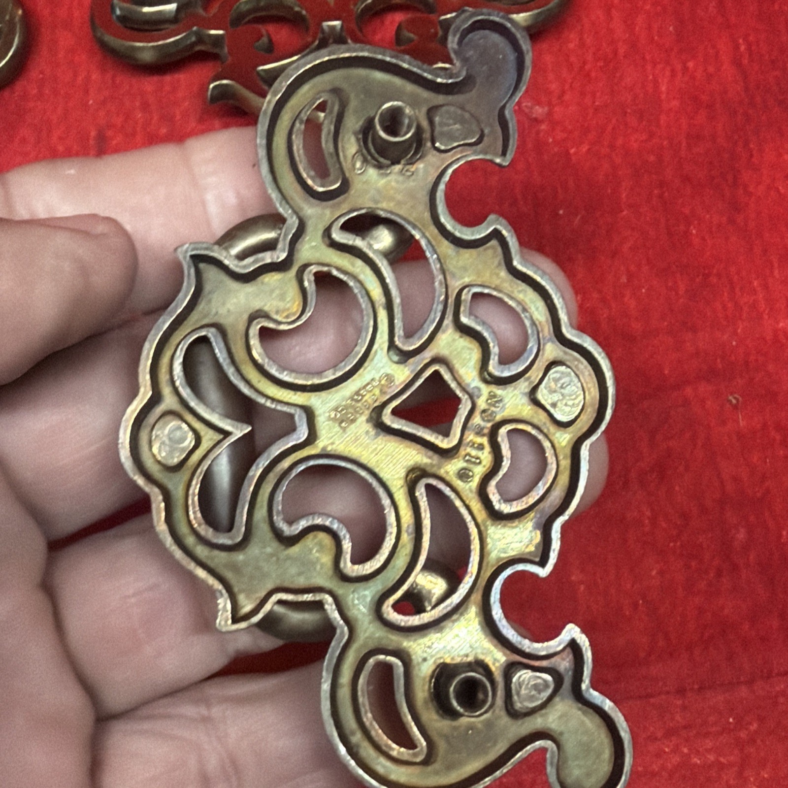 SET OF 4 ORNATE VINTAGE BRASS CHIPPENDALE STYLE BATWING DRAWER PULLS (k40)