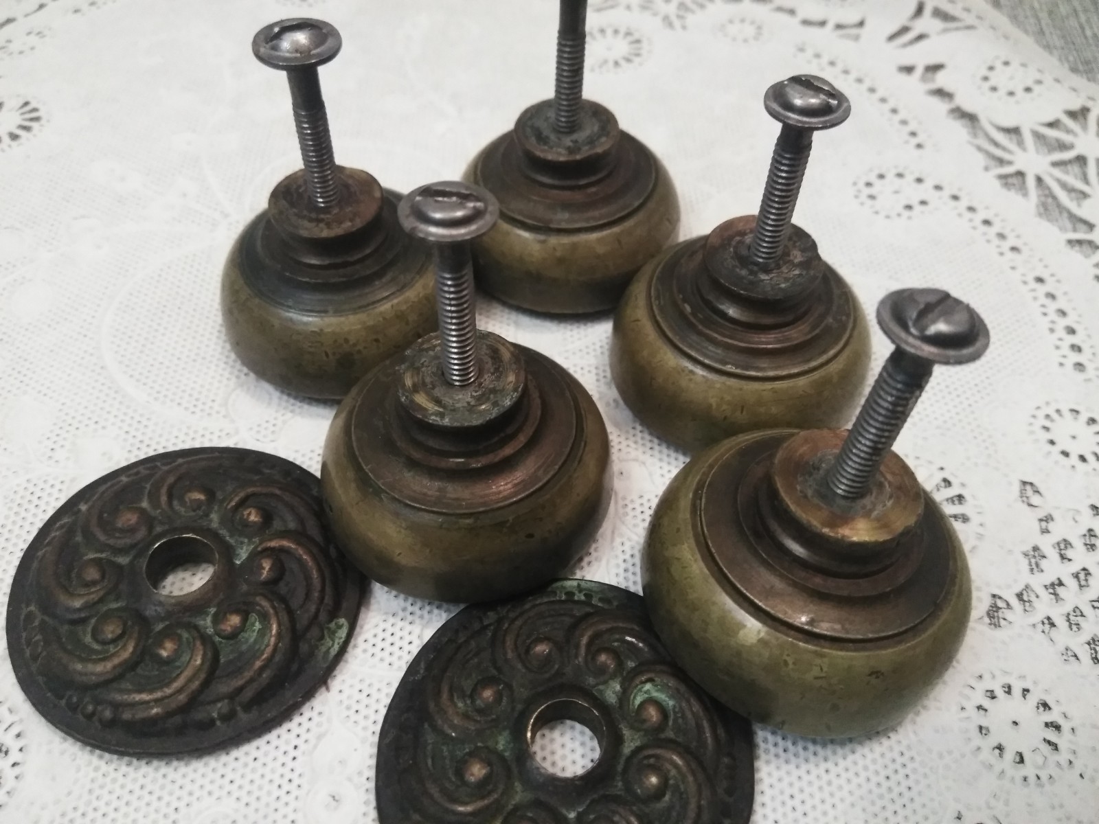 VTG. ROUND 1.5″ ANTIQUE DRAWER PULLS ORNATE HEAVY BRASS (5PK BUNDLE)