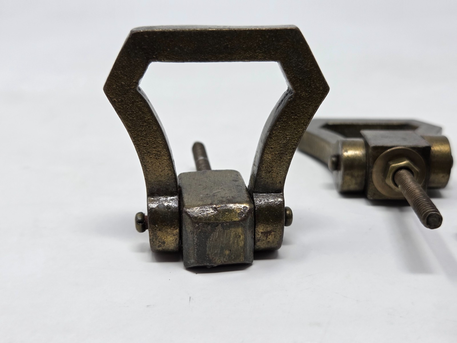 VINTAGE BRASS DROP BAIL PULL HANDLES ANTIQUE STYLE SINGLE HOLE DRAWER KNOB LOT 4