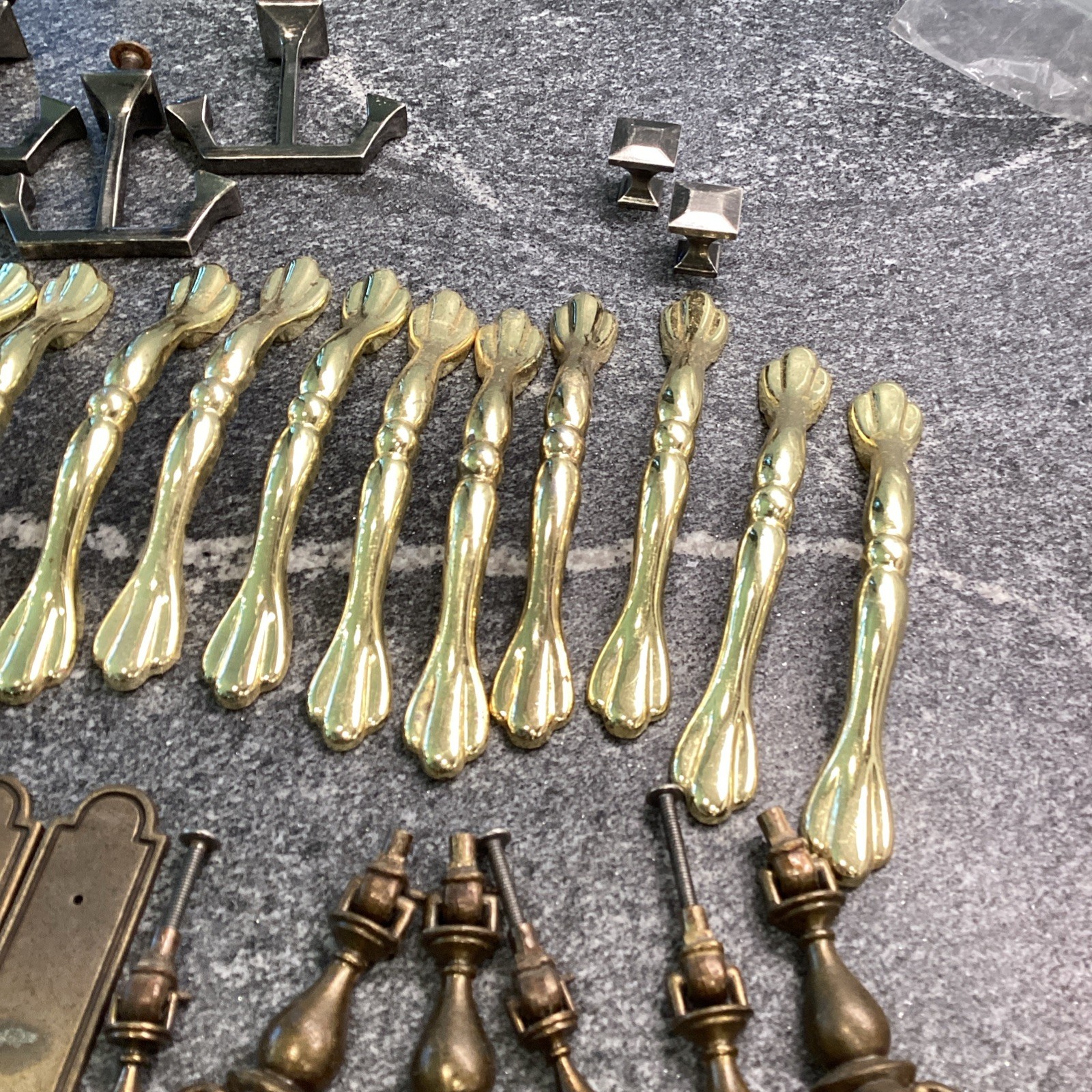 Vintage Reclaimed Hardware Drawer Pulls Handles Misc Mixed Lot 32 Pieces