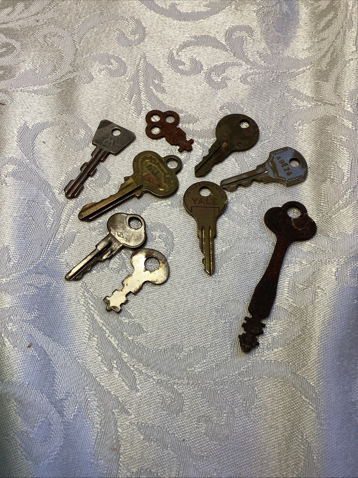 LOT OF MISCELLANEOUS HARDWARE. Drawer Pulls, Hinges, Keys